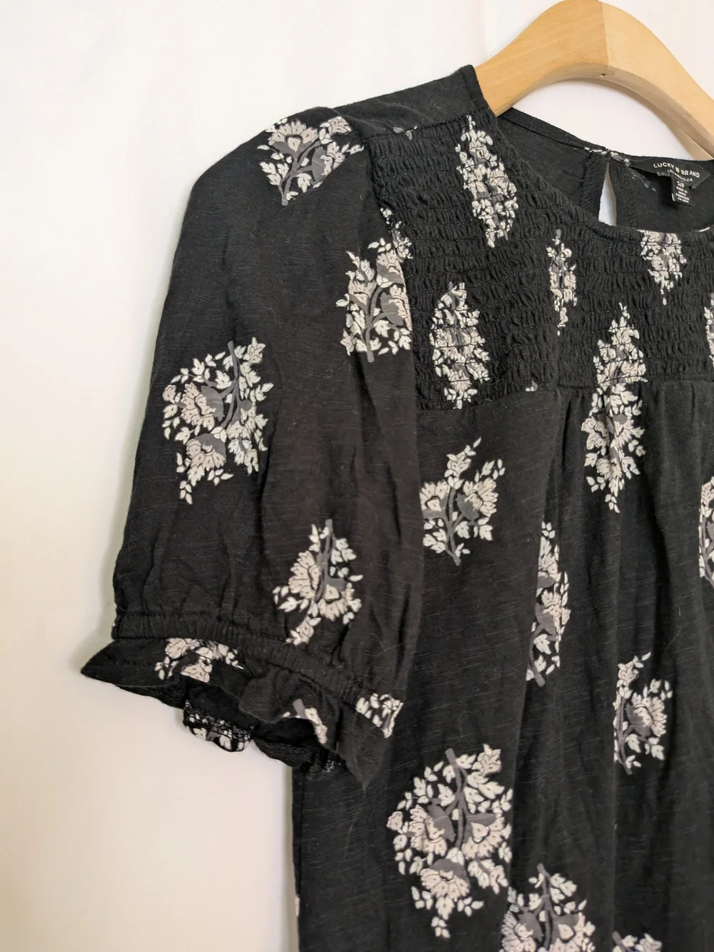 🔴5/$25 Lucky Brand Black Floral Smocked Short Sleeve Top - Picture 3 of 6
